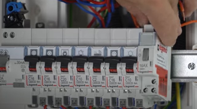 intaller le télérupteur dans le tableau électrique